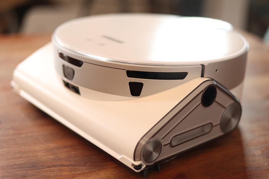 Der Samsung Jet Bot AI Plus ist von der Seite aus zu sehen.